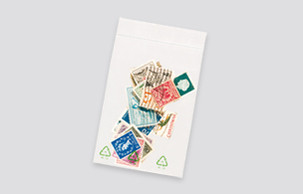 Druckverschlussbeutel mit Briefmarken gefüllt