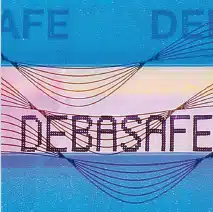 360 Grad Schutz Nahaufnahme eines Streifens DEBATAPE high plus Siegelband. Das Siegelband zeigt den Text "DEBASAFE" und darunter feine, geschwungene Linien, die einen 360°-Schutz symbolisieren. Das Siegelband ist in einem Farbverlauf von Rosa nach Weiß gehalten.