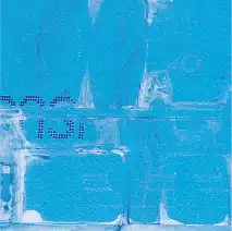 Schutz vor Manipulation durch Lösungsmittel DEBATAPE Detailaufnahme eines DEBATAPE Siegelbands, das Schäden durch ein Lösungsmittel aufweist. Die Oberfläche des Bands ist angegriffen, verschmiert oder teilweise aufgelöst, was auf den Einsatz einer chemischen Substanz zur Manipulation hindeutet.