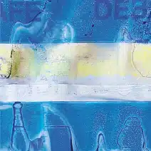 Schutz vor Manipulation durch Lösungsmittel Nahaufnahme eines DEBATAPE plus Siegelbands, das die Auswirkungen von Lösungsmitteln zeigt. Die Einwirkung der chemischen Substanz hat die Struktur und Farbe des Siegelbands verändert und deutet somit auf einen Manipulationsversuch hin.