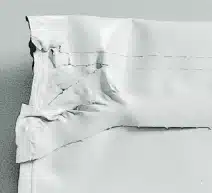 Manipulation Festverschluss Detailaufnahme eines beschädigten Festverschlusses. Der Verschluss weist deutliche Aufreißspuren und Verformungen auf, die darauf hindeuten, dass er gewaltsam geöffnet wurde.