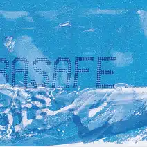 Manipulation DEBATAPE Mikroskopische Aufnahme eines manipulierten DEBATAPE Siegelbands. Die feinen Details zeigen aufgebrochene Strukturen und Ablösungsspuren, die darauf hindeuten, dass versucht wurde, das Siegel gewaltsam zu öffnen oder zu entfernen.