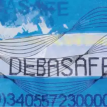 Schutz vor Manipulation Makroaufnahme eines DEBATAPE high plus Siegelband. Das Band trägt den Schriftzug 'DEBASAFE' und ein filigranes Linienmuster. Ein integrierter Schutzmechanismus zeigt Manipulationen durch Werkzeuge wie Schneiden oder Reißen an.