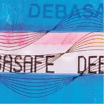 Schutz vor Manipulation durch Wärme Detailaufnahme eines DEBATAPE high plus Siegelband. Das Band trägt den Schriftzug 'DEBASAFE' und ein komplexes Linienmuster. Das Siegelband ist mit einem Wärme-Indikator versehen, der Manipulationsversuche durch Erhitzen sichtbar macht.