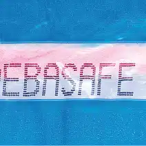 Schutz vor Manipulation durch Wärme Detailaufnahme eines DEBATAPE plus Siegelbands, das die Reaktion auf Wärmeeinwirkung zeigt. Die Hitze hat das Erscheinungsbild des Siegelbands verändert, wodurch ein möglicher Manipulationsversuch durch Erhitzen sichtbar wird.