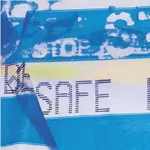 Manipulation DEBATAPE Plus Detailansicht eines manipulierten DEBATAPE plus Siegelbands. Das Band weist deutliche Beschädigungen und Ablösungsversuche auf, die darauf hindeuten, dass versucht wurde, das Siegel unbefugt zu öffnen.