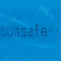 Wipe Off DEBATAPE Mikroaufnahme eines DEBATAPE Siegelbands mit erkennbaren "Wipe off"-Spuren. Die feinen Details zeigen, dass versucht wurde, die Oberflächenstruktur oder Aufdrucke durch Abwischen zu entfernen, was auf eine Manipulation hindeutet.