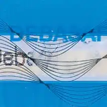 wipeoff_high_plus Detailansicht eines Streifens DEBATAPE high plus Siegelband. Das Siegelband zeigt den Text "DEBASAFE" und darunter feine, geschwungene Linien, die einen 360°-Schutz symbolisieren. Das Siegelband verfügt über einen Wipe-Off-Effekt, der Manipulationsversuche sichtbar macht.