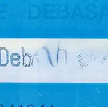 Wipe off Nahaufnahme eines manipulierten DEBATAPE plus Siegelbands. Das Band weist deutliche "Wipe off"-Spuren auf, bei denen versucht wurde, die Markierungen durch Abwischen zu entfernen, was die Manipulation sichtbar macht.