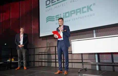 PROFLEX2021 | Verleihung des DFTA AWARD 21 Thomas Rose, CEO der ANTON DEBATIN GmbH aus Bruchsal, bei der Entgegennahme der Auszeichnung als Anerkennung für vorbildliche Ausbildung und Mitarbeiterweiterbildung. PROFLEX2021 am 15.09.2021 im Bodenseeforum Konstanz - eine Veranstaltung des DFTA Flexodruck Fachverband e.V., Nobelstraße 10, 70569 Stttgart - www.dfta.de.