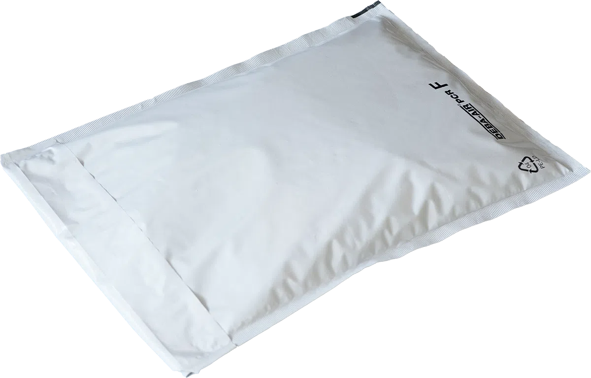 Eine schräg von oben aufgenommene, glänzende weiße DEBA-AIR® PCR Luftpolstertasche bei Debatin, die auf einem dunklen Hintergrund liegt. Auf der Oberseite sind schemenhaft schwarze Schriftzüge und Logos erkennbar, die auf das Produkt und seine Nachhaltigkeit hinweisen.