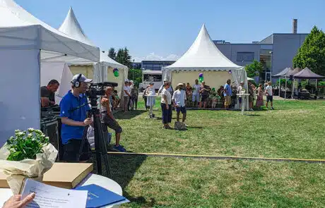 Zahlreiche Mitarbeiterinnen, Mitarbeiter und Gäste anwesend Zahlreiche Mitarbeiterinnen, Mitarbeiter und Gäste anwesend