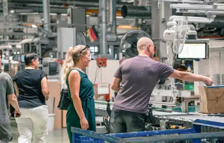 Führung der Gäste durch die Produktion Führung der Gäste durch die Produktion