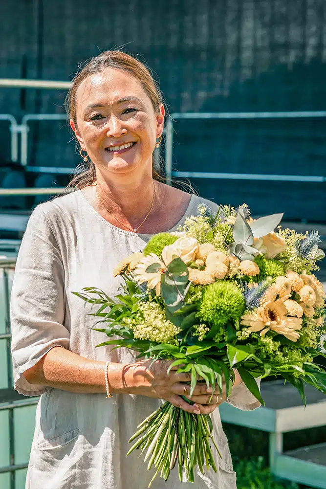 Veronika Debatin mit Blumen Veronika Debatin mit Blumen