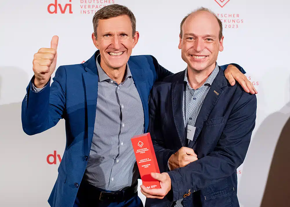 Oliver Tröber und Thomas Rose nehmen den Verpackungspreis entgegen | Fotograf: dvi, Andreas Domma