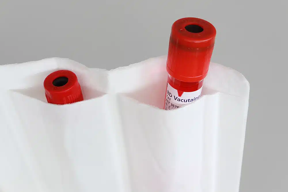 Debasafe_Detail_1 DEBAMED Absorber mit Kammern Absorptionsfähige Proberöhrchenhalter für den Transport von Proben aus biologischen Stoffen