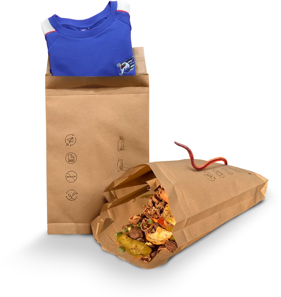 DEBAPOST Paper Second Life Adler Mannheim stehend mit Trikot und Wurm Das Bild zeigt zwei braune Papiertüten mit dem Namen DEBAPOST® Paper Second life. Eine Tüte enthält ein blaues Shirt der Adler Mannheim. Eine zweite Tüte liegt und wurde nach dem Versand für Bioabfälle genutzt. Auf der Tüte sitzt ein glücklicher Regenwurm. Seine Sprechblase zeigt: „Der Recyclinganteil ist das Beste daran!“ Auf den Tüten sind Symbole für Nachhaltigkeit und Recycling zu sehen.