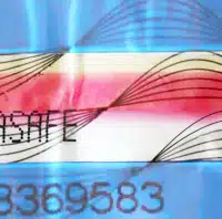 DebaTAPE_HighPlus_web_blau_2025 Makroaufnahme eines DEBATAPE high plus Siegelband. Das Band zeigt den Schriftzug “DEBASAFE” und ein Muster aus feinen Linien. Das Siegelband ist mit einem Kälteschutz versehen, der Manipulationsversuche durch Kühlung sichtbar macht.