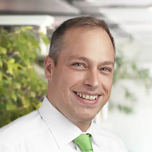 Porträt von Anton Panzner, einem freundlich blickenden Mann mit kurzen Haaren. Er trägt ein helles Hemd und blickt direkt in die Kamera. Anton Panzner ist bei DEBATIN tätig.
