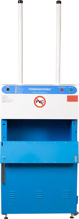 Debatin Presse Kunststoffbeutel offen Eine Thermische Ballenpresse von vorne, mit offener Ladekammer, bereit zur Aufnahme von Kunststoffabfällen zum Pressen und thermischen Verschmelzen.