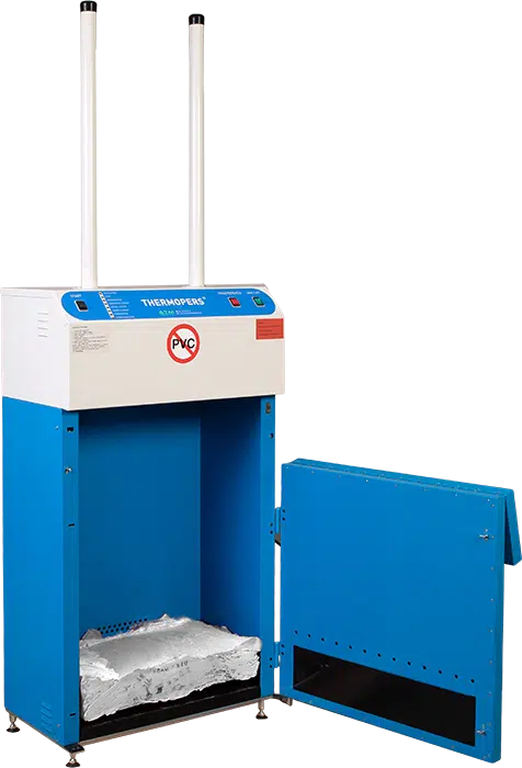 Debatin Presse geöffnet mit gepressten Kunststoffbeuteln Eine geöffnete Thermoballenpresse mit Blick auf einen kompakten, dicht gepressten Ballen aus verschmolzenen Kunststoffbeuteln im Inneren, der die Fähigkeit der Maschine zeigt, das Abfallvolumen erheblich zu reduzieren.