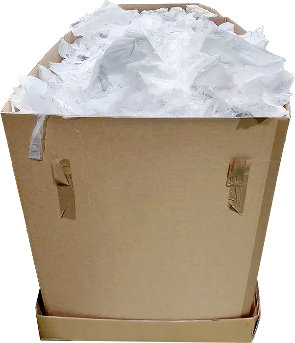 Gesammelte Kunststofftaschen in Karton