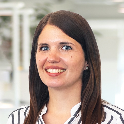 Porträt von Anuschka Gerstl, einer lächelnden Frau mit langen braunen Haaren. Sie trägt eine gestreifte Bluse in Weiß und Schwarz. Anuschka Gerstl arbeitet als Vertriebsberaterin / Customer Service bei DEBATIN.