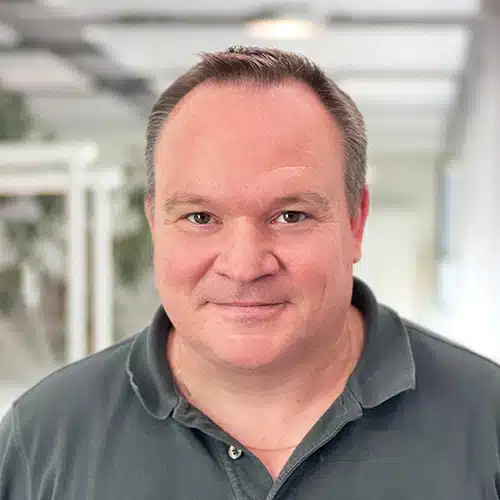 Porträt von Laurent Roser, einem Mann mit kurzen, dunklen Haaren und freundlichem Blick. Er trägt ein dunkles Poloshirt. Laurent Roser ist in der Produktionsleitung bei DEBATIN tätig.