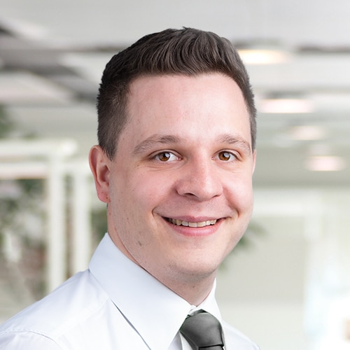 Porträt von Michael Hoffmann, einem freundlich blickenden Mann mit braunen, kurz geschnittenen Haaren. Er trägt ein weißes Hemd und eine dunkle Krawatte. Michael Hoffmann ist Vertriebsberater / Customer Service bei DEBATIN.