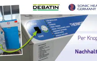 Header des DEBATIN Verpackungslösungen Blog. Eine Person zeigt ein gepresstes Recyclingpaket neben der DEBATIN Recyclingpresse. Text: „Per Knopfdruck mehr Nachhaltigkeit“.