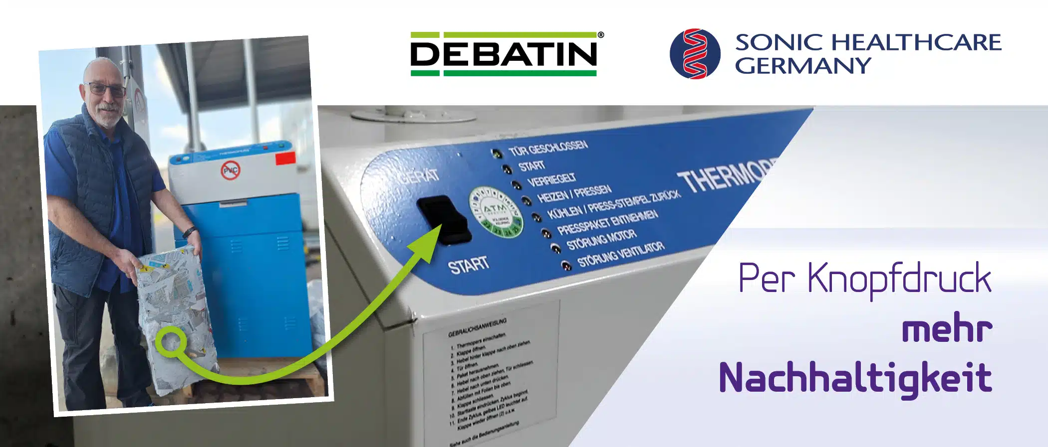 Header des DEBATIN Verpackungslösungen Blog. Eine Person zeigt ein gepresstes Recyclingpaket neben der DEBATIN Recyclingpresse. Text: „Per Knopfdruck mehr Nachhaltigkeit“.
