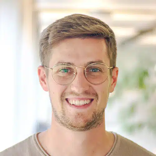 Porträtfoto von Luca Rupertus, Technischer Einkauf bei DEBATIN, vor einem hellen Bürohintergrund.