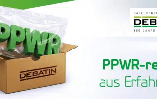 Ein geöffneter Karton mit DEBATIN-Logo steht leicht gedreht im Bild. Aus dem Karton ragt ein transparenter Plastikbeutel, in dem große grüne 3D-Buchstaben „PPWR“ sichtbar sind. Rechts steht der Text „PPWR-ready aus Erfahrung“ sowie das DEBATIN-Logo auf hellem Hintergrund.