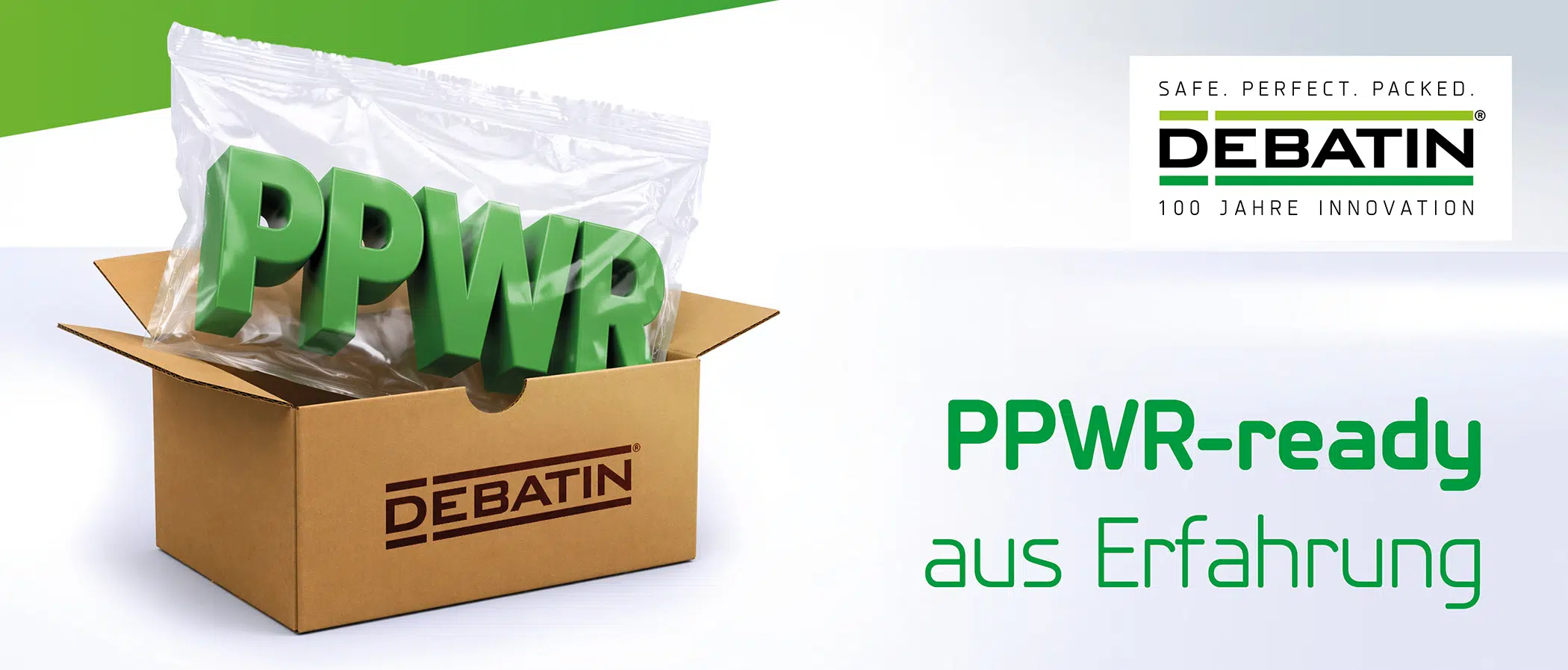 260002ADB_Blogheader_KW14_PPWR_2100x897px_Lay02 Ein geöffneter Karton mit DEBATIN-Logo steht leicht gedreht im Bild. Aus dem Karton ragt ein transparenter Plastikbeutel, in dem große grüne 3D-Buchstaben „PPWR“ sichtbar sind. Rechts steht der Text „PPWR-ready aus Erfahrung“ sowie das DEBATIN-Logo auf hellem Hintergrund.