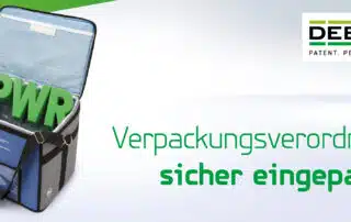 Eine geöffnete blaue Labortransportbox steht links im Bild. Aus der Box ragen große grüne 3D-Buchstaben „PPWR“ heraus. Rechts befindet sich das DEBATIN-Logo sowie der Schriftzug „Verpackungsverordnung sicher eingepackt!“ auf hellem Hintergrund mit grünem Akzent im oberen Bereich.