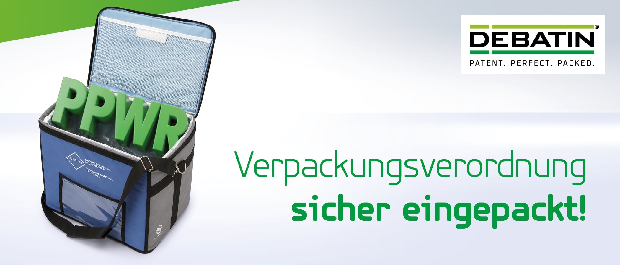 Eine geöffnete blaue Labortransportbox steht links im Bild. Aus der Box ragen große grüne 3D-Buchstaben „PPWR“ heraus. Rechts befindet sich das DEBATIN-Logo sowie der Schriftzug „Verpackungsverordnung sicher eingepackt!“ auf hellem Hintergrund mit grünem Akzent im oberen Bereich.